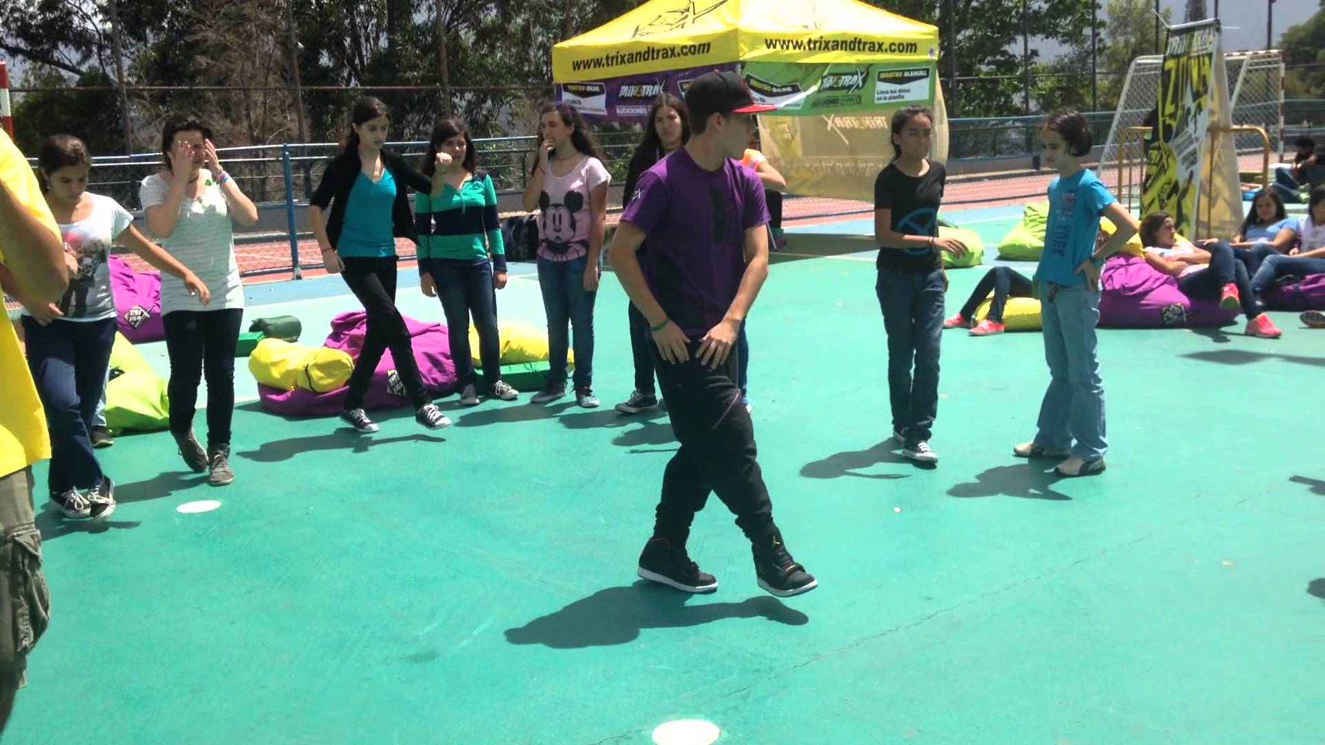 Especialista de la Zona Baile dando una demostración en el TrixandTrax del Colegio el Peñon