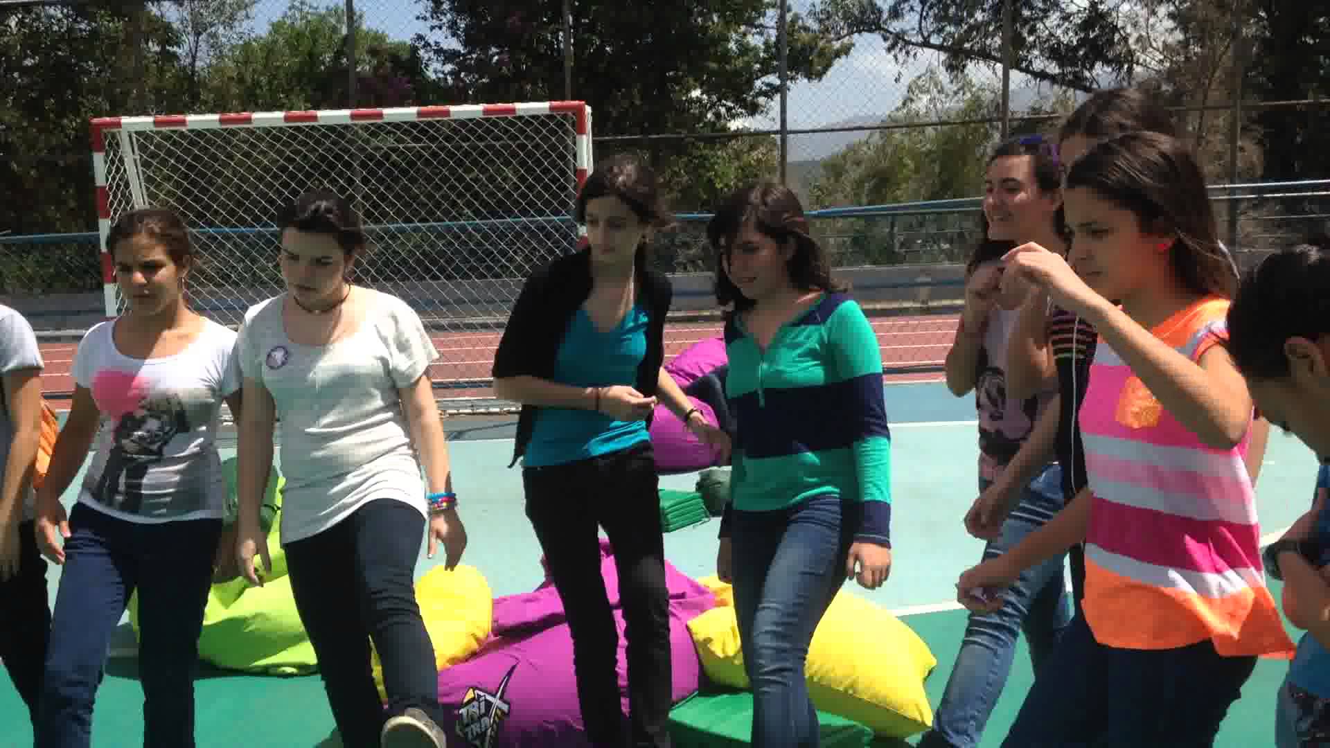 Especialista de la Zona Baile enseñando a competidores en el TrixandTrax del Colegio el Peñon