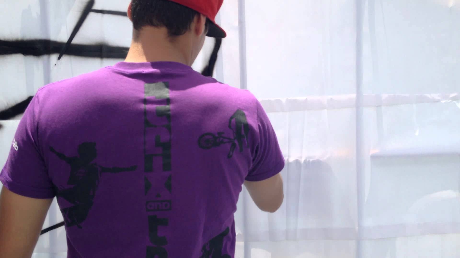 Especialistas de la Zona Graffiti empezando su dibujo en el TrixandTrax del Colegio el Peñon