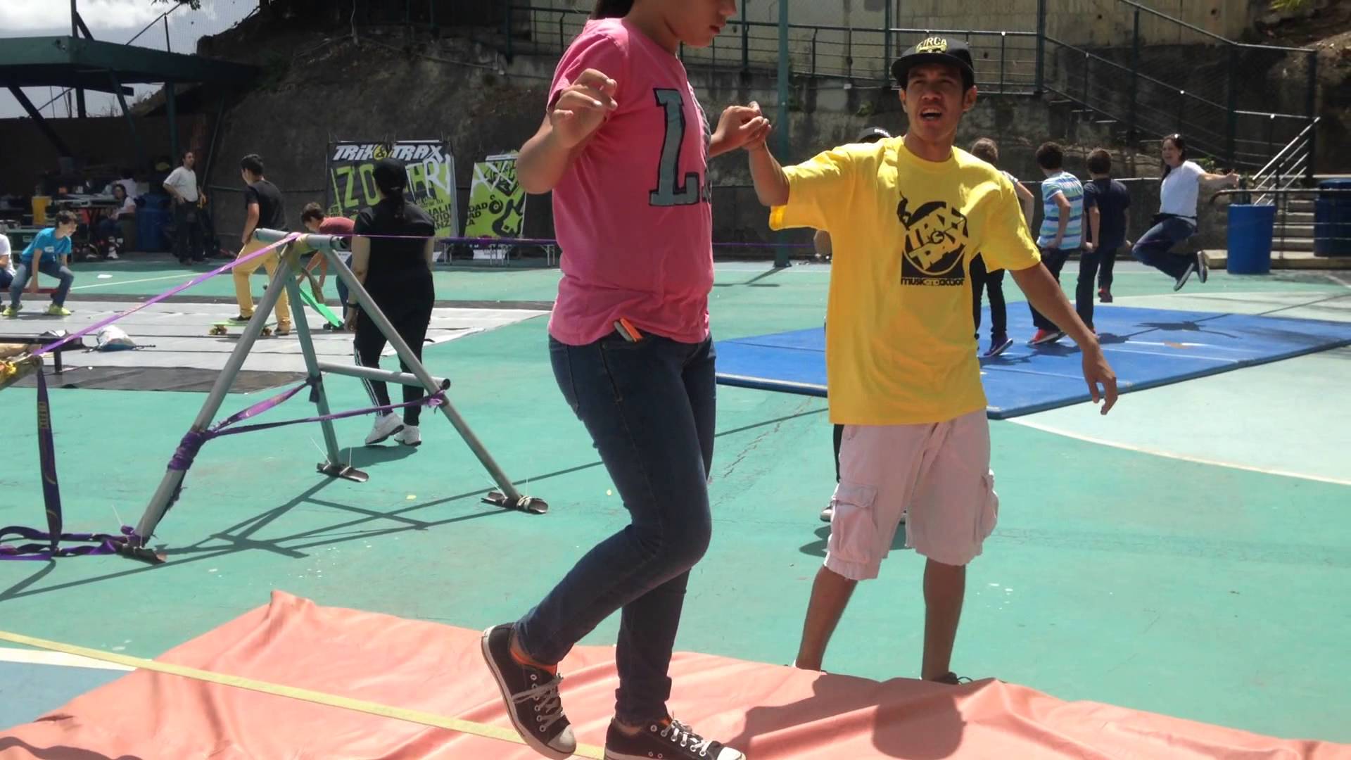 Especialistas de Slack Line y competidores en la Zona Trix en el TrixandTrax del Colegio el Peñon