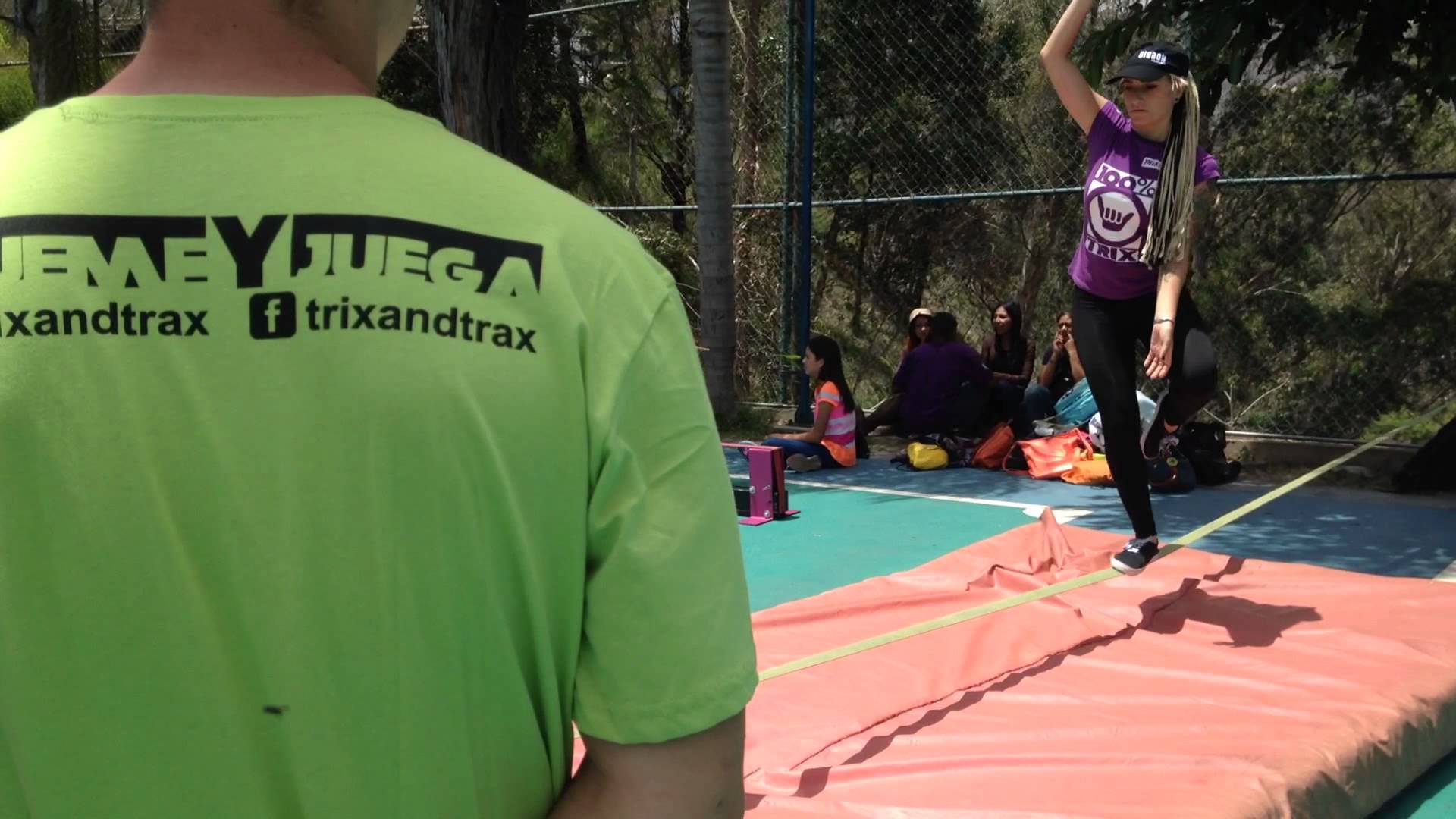 Especialistas del Slack Line en la Zona Trix en el TrixandTrax del Colegio el Peñon