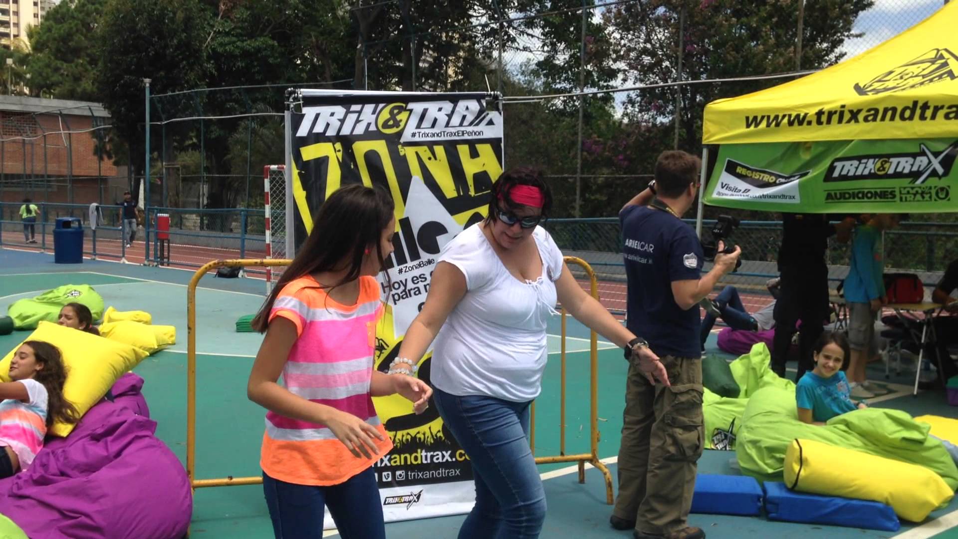 Estudiante y profesora compitiendo en la Zona Baile en el TrixandTrax del Colegio el Peñon