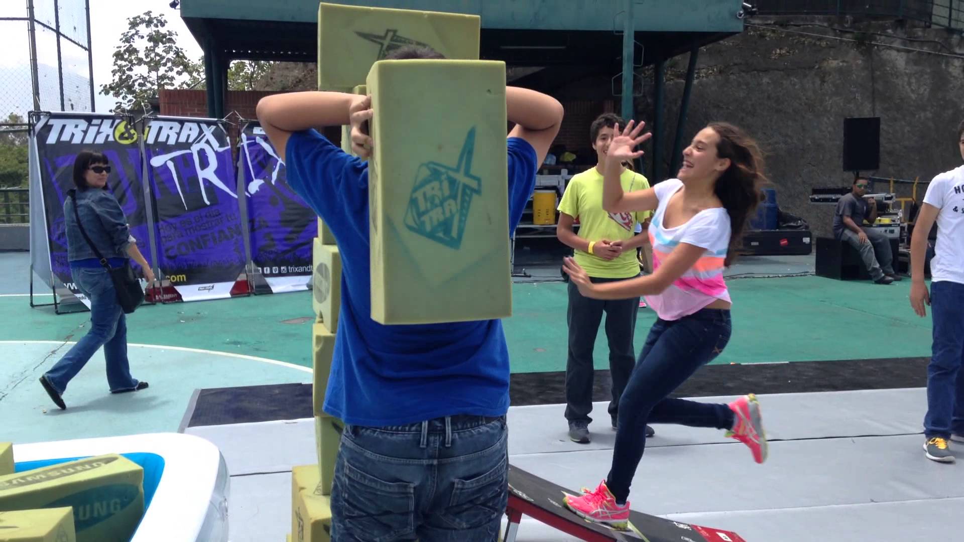 Talento de la Zona Trix saltándo en el TrixandTrax del Colegio el Peñon