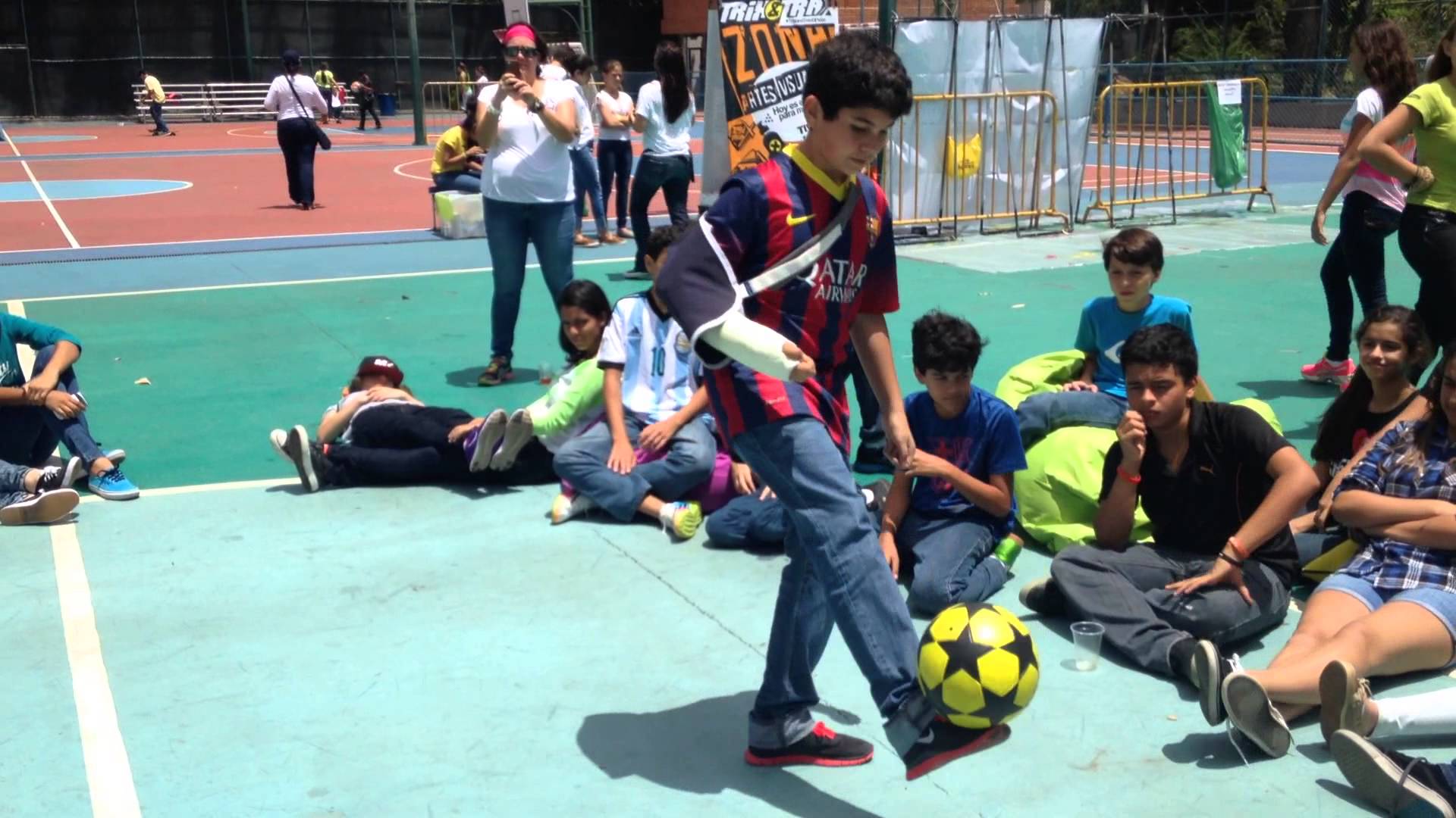 Talento en dominio de balón en la Zona Trix en el TrixandTrax del Colegio el Peñon