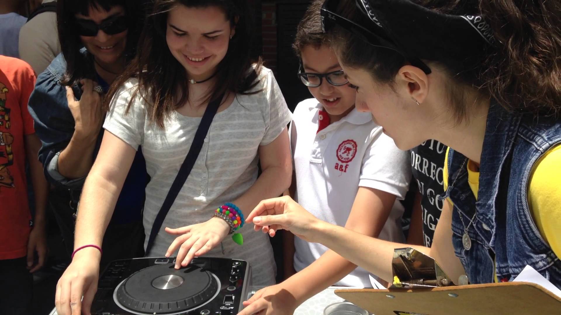 Talentos aprendiendo de la especialista de la Zona Trax en el TrixandTrax del Colegio el Peñon