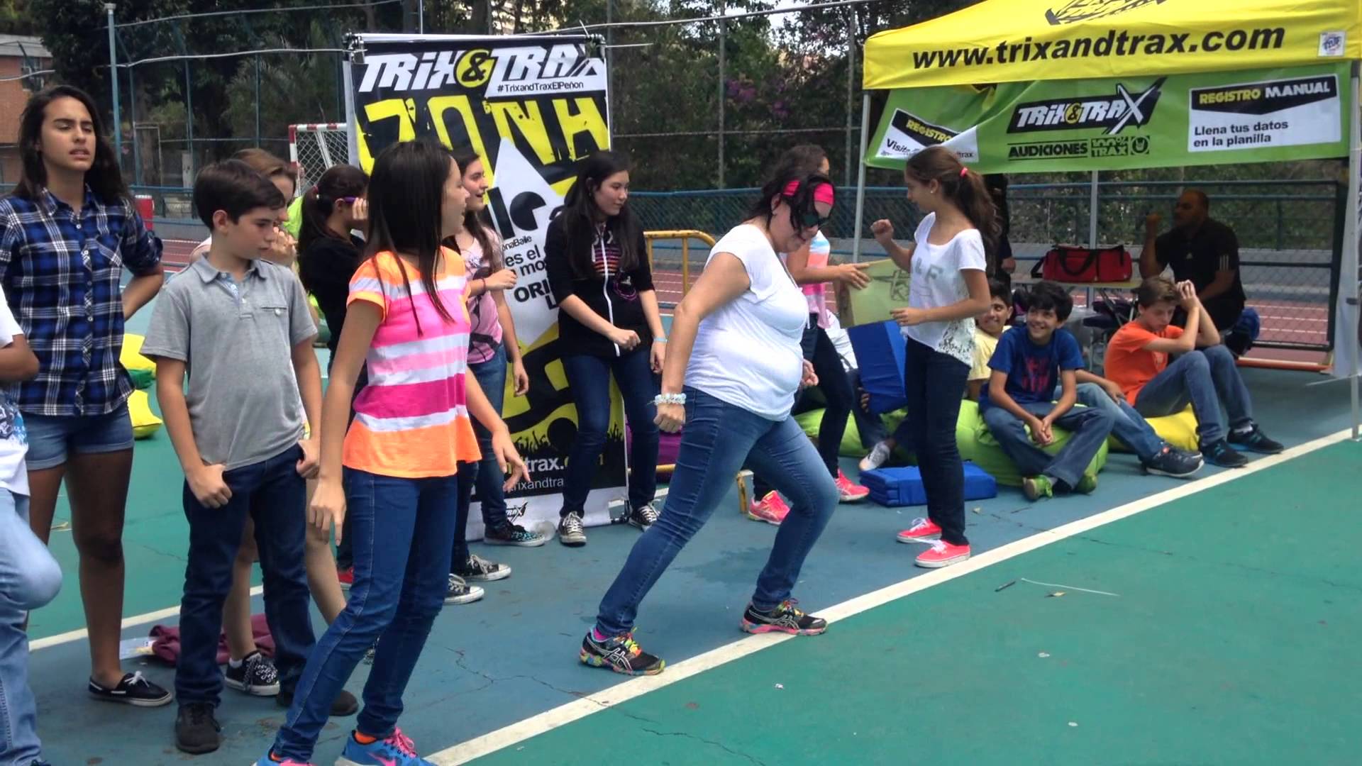 Talentos compitiendo en la Zona Baile en el TrixandTrax del Colegio el Peñon