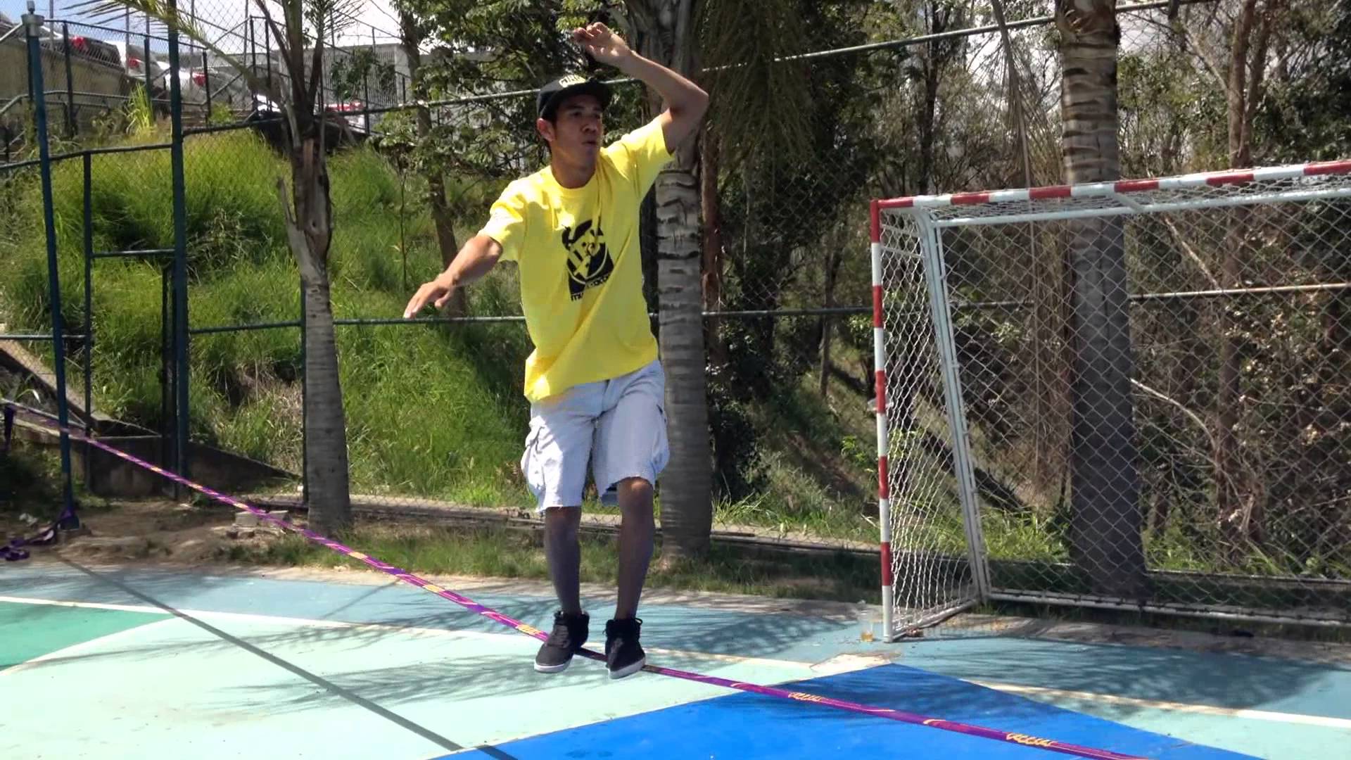 Trucos de especialista de Slack Line en la Zona Trix en el TrixandTrax del Colegio el Peñon