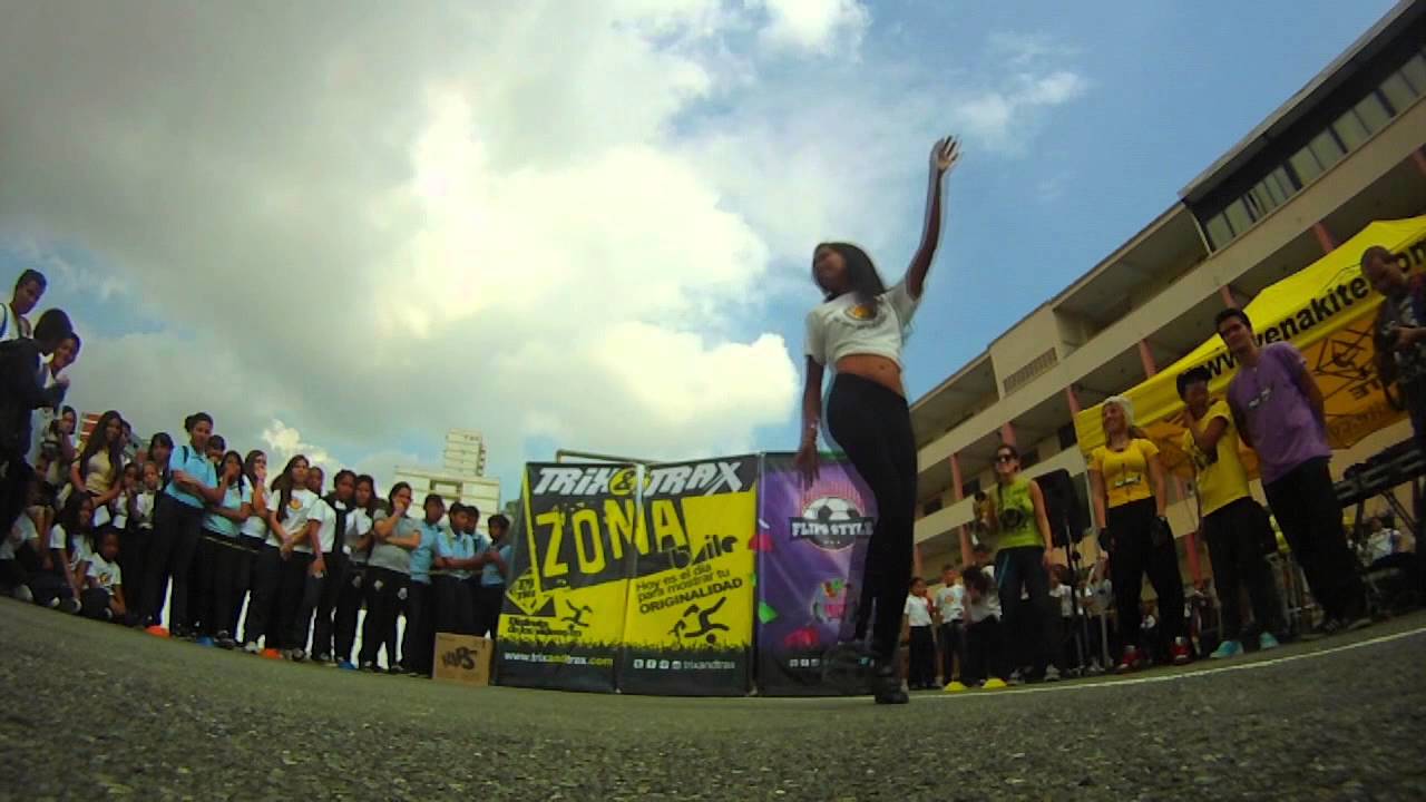 ¿Quién dice que las chicas altas no mueven sus caderas?