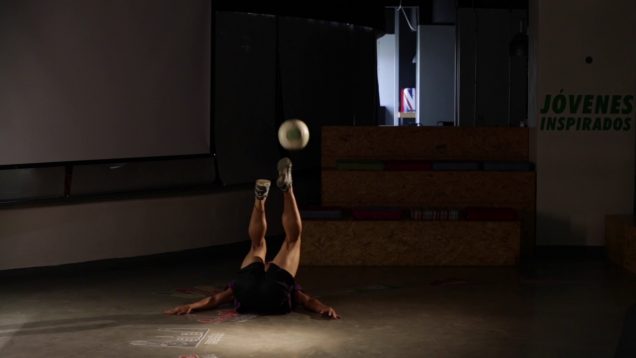 TrixandTrax Day   Ronny Santaella  Súper Héroe Trix   Football Freestyle